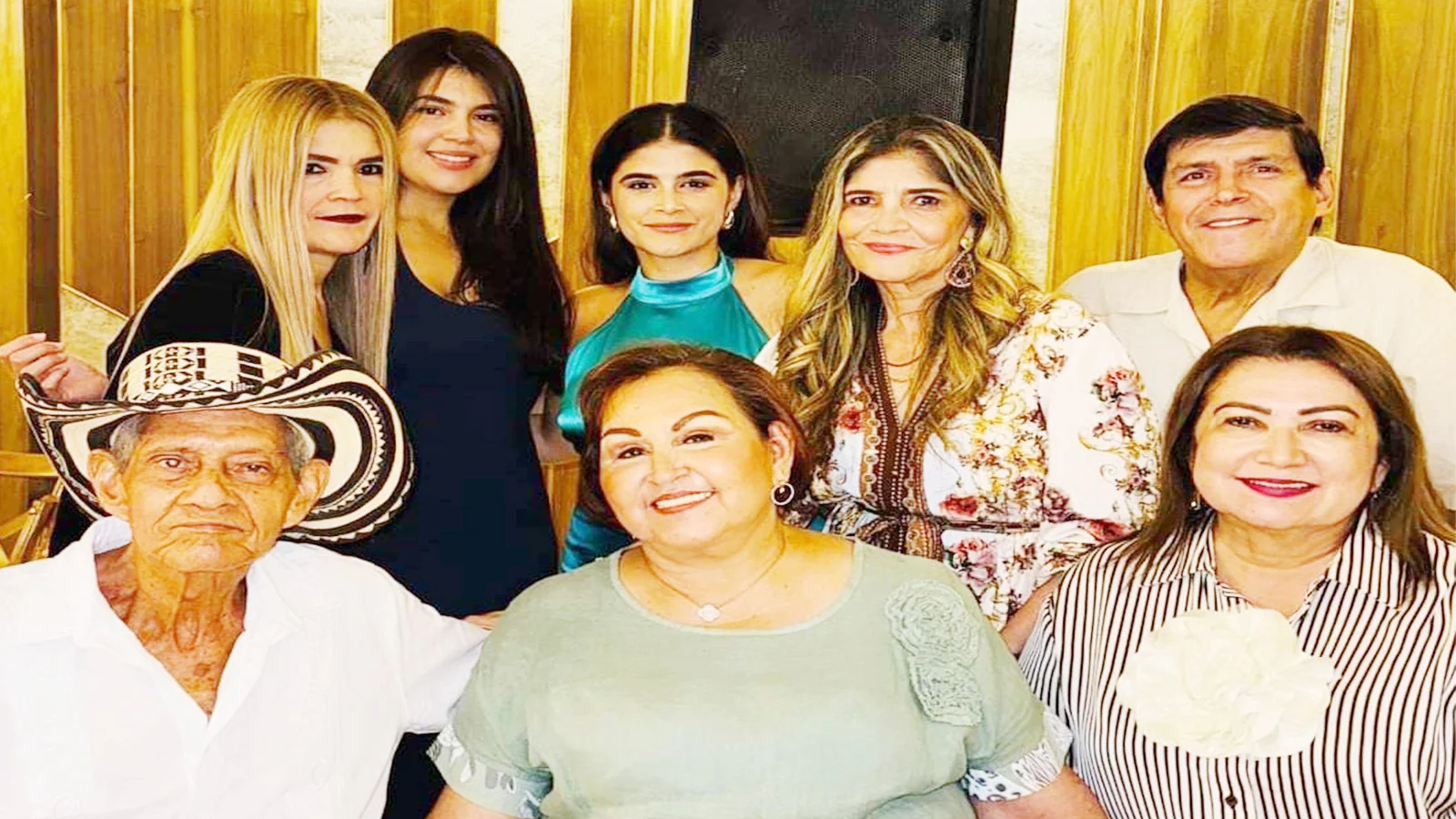 De Pié: Ana María Solano, Paula Correa, Carolina Correa, Ordalia Ochoa de Correa, José Correa. Sentados: Orlando Ochoa Alviz, Elizabeth García de Alcocer y Marinita Merlano de Vergara.