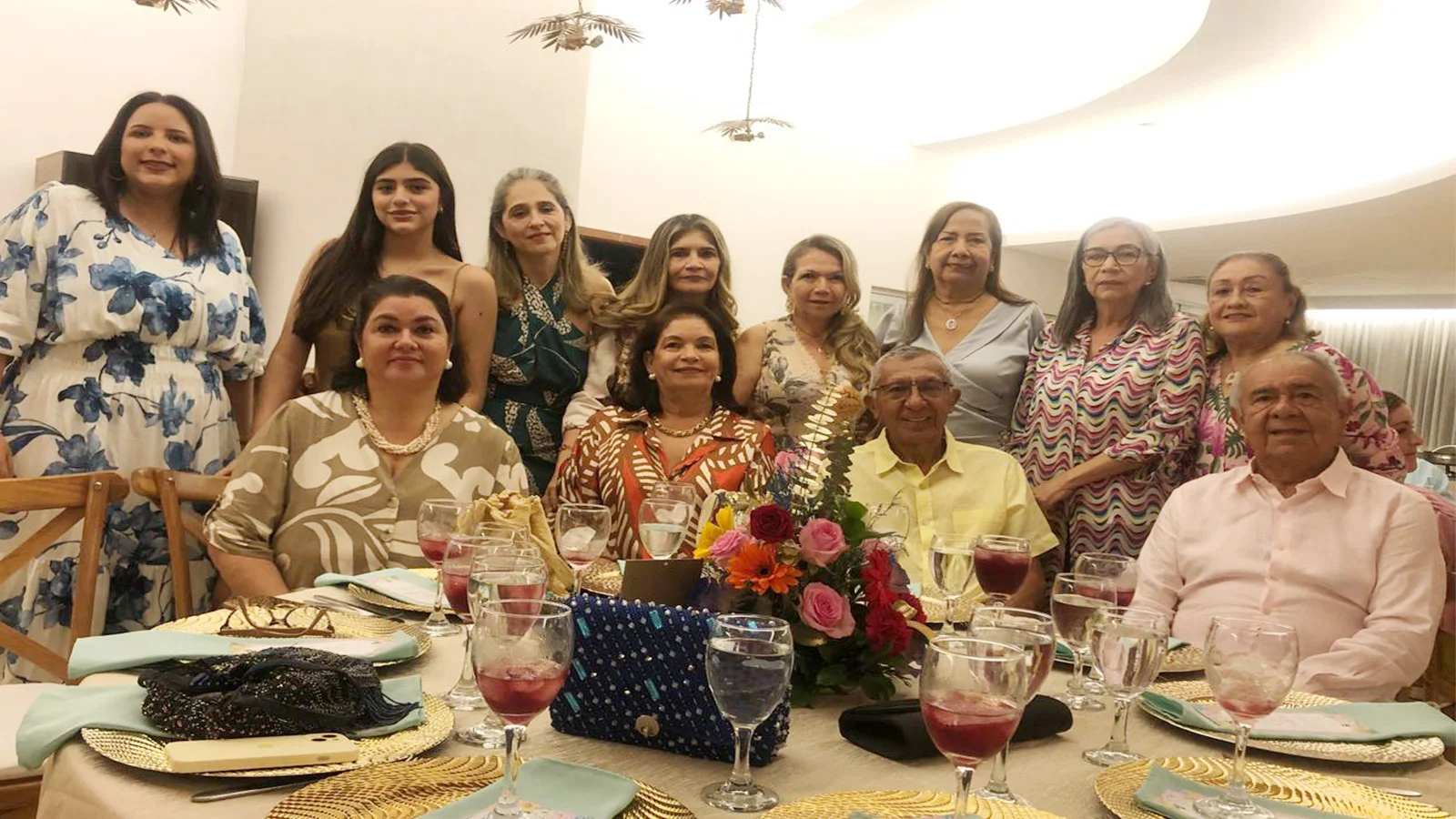 De Pié: María Eugenia Manotas, Fairut Dajud , Marina Zuluaga , Ordalia Ochoa , Ana Cecilia Orozco , Magdalena Alvarez de Canchila , Alba Pernett de Perez , Elsa Perez. Sentados: Normavice Castillo Ángulo , Greicy Gómez de Escudero , José Matías Escudero y