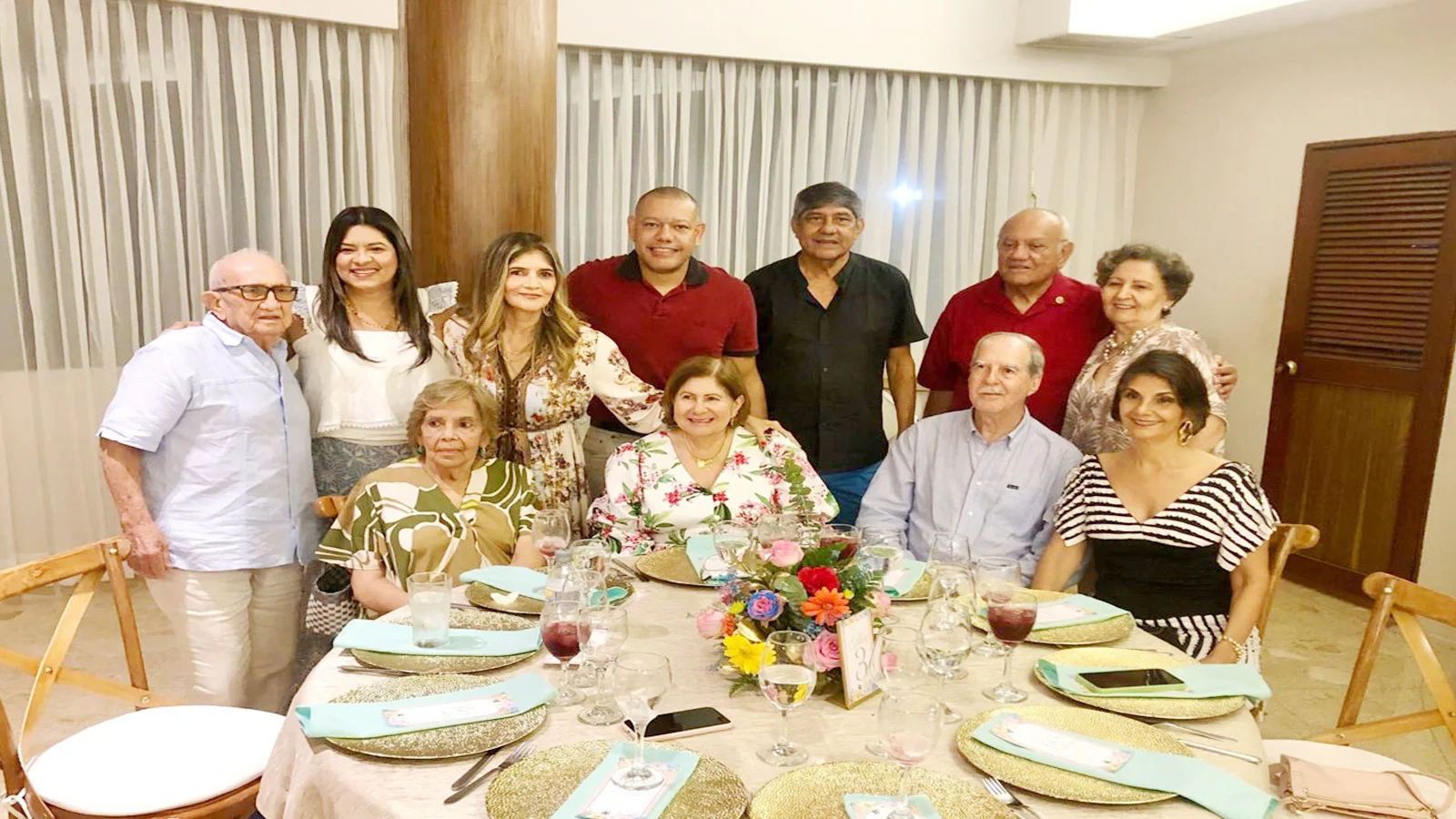 De Pié: Andrés Barrios Nazly Pérez de Torres , Ordalia Ochoa , Ricardo Padilla , Napoleón Álvarez , Pedro Padilla Gómez , Melania León de Álvarez. Sentados: Norla de Barrios , Consuelo Barrios , Francisco Zuccardi y Maritza Hernández de Zuccardi.