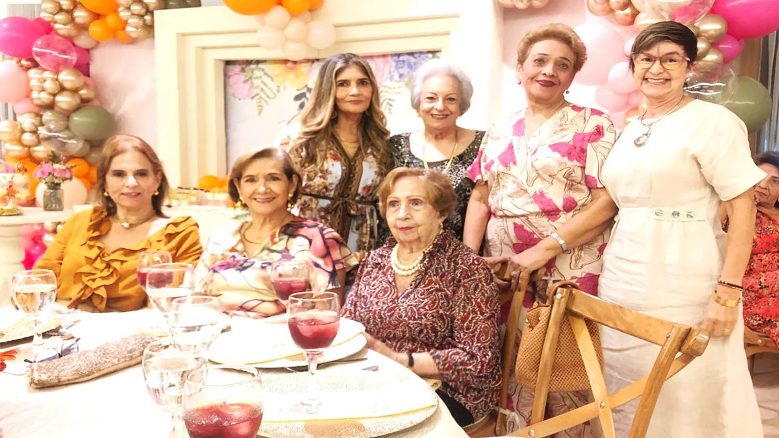 De Pié: Ordalia Ochoa, Ruth Isaac, Nuri Montes y Olga Hernández de Ojeda. Sentadas: Gloria Oliver, Belén Dajud y Sonia Olivares