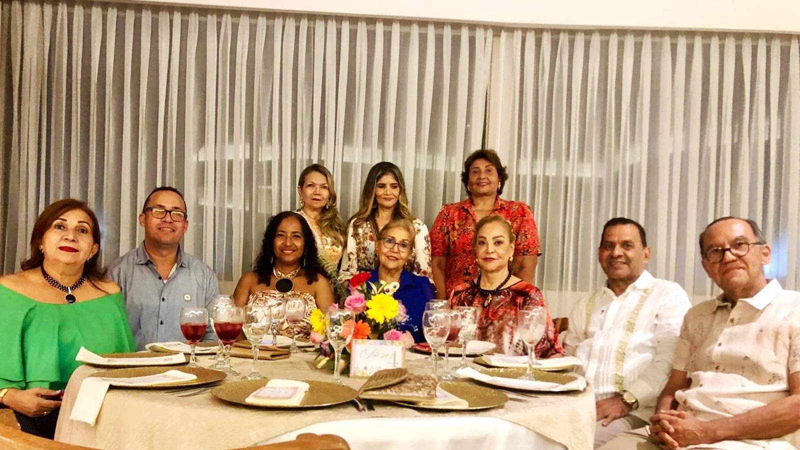 De Pié: Ana Cecilia Orozco, Ordalia Ochoa , Rosario Negrete. Sentados: Nilma Estrada, Luis Teheran Corena, Yennis Vergara , Nancy Guerrero de Lara , María Galván , Álvaro Chica y José Lara Hernández.