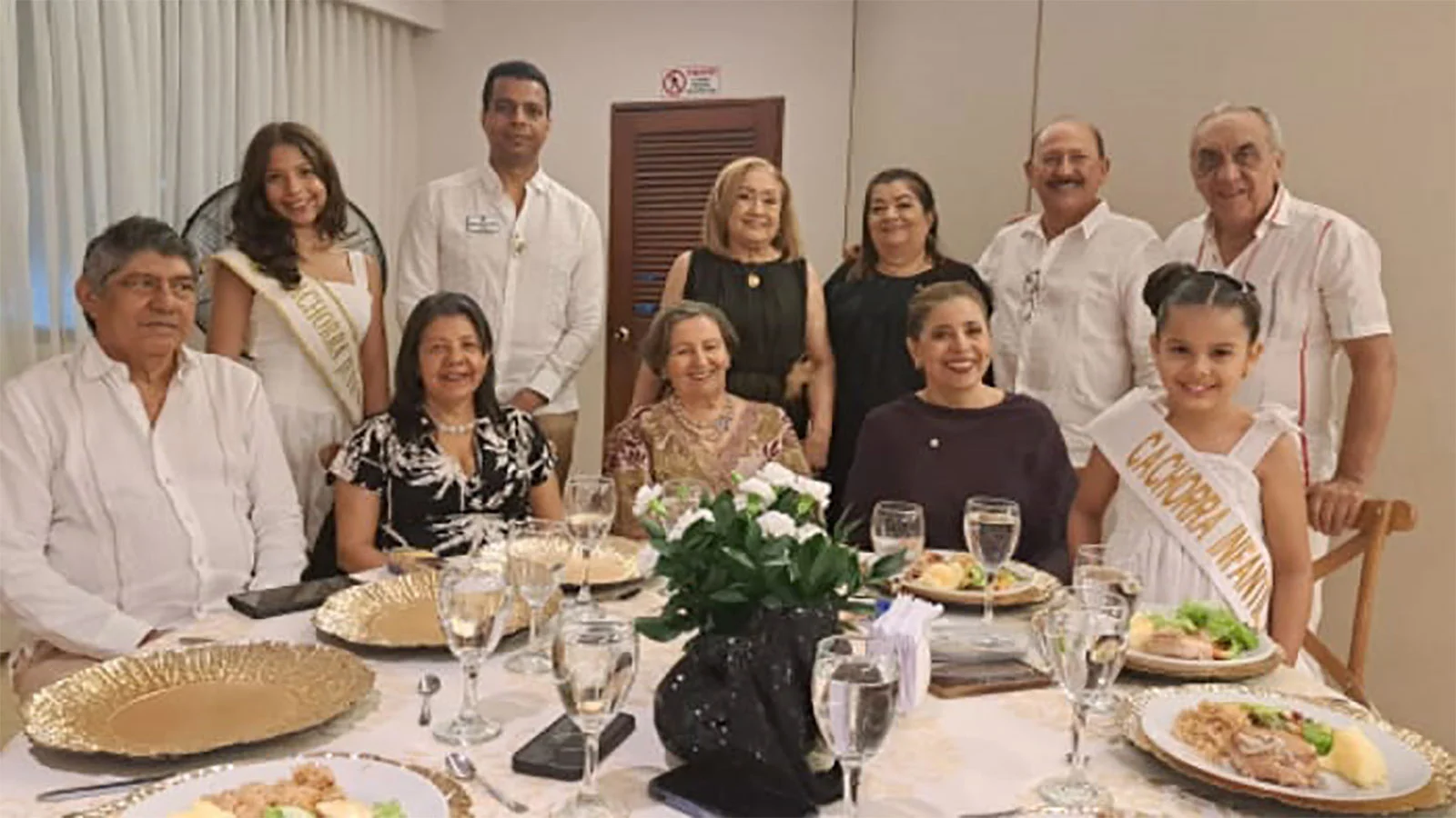 Sentados: Napoleón Álvarez, Nicolasa Álvarez, Melania León de Álvarez, Rocío Rosales, Anthonella Muñoz. De pié: Suad Mayles, Amado Amín, Elsa Pérez, Mariela Tamayo, Eduardo Dajer, Jorge Pérez.