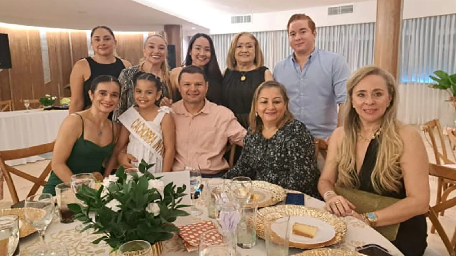 Teresa Lizarazo, Antonella Muñoz, Ricardo Muñoz, Leila Sierra, María Victoria Suárez. De pié: Catalina Cerra, Cindy de la Hoz, Elsa Pérez, Alejandro Támara.
